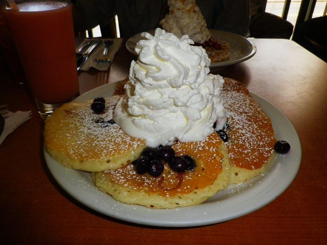 こちらは、ブルーベリーソースで、<br />ナッツが苦手な方は・・ナッツ抜き。パンケーキ。<br />$12.75