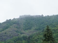 山上の要塞（Visegrad Castle）と国道１１号線