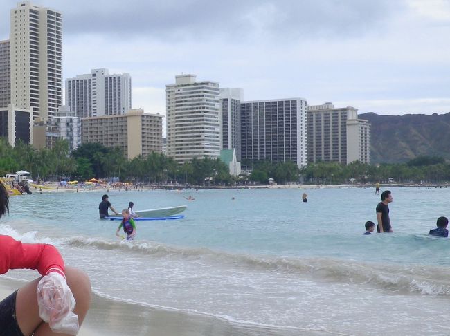 指の骨折ギプス中だってなんだって、<br />めげずに！<br />ラップ、ビニール袋、テーピング・・・グルグル巻きにして、<br />蒸れるのも気にせず、反対側の元気な片手を駆使すれば、<br />ワイキキビーチの波と砂と<br />お友達になれるんです・・・・！(;´∀｀)/