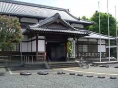 駅跡の向かいある島本町立歴史文化資料館。　はじめは駅史跡の記念館として建てられたそうです。