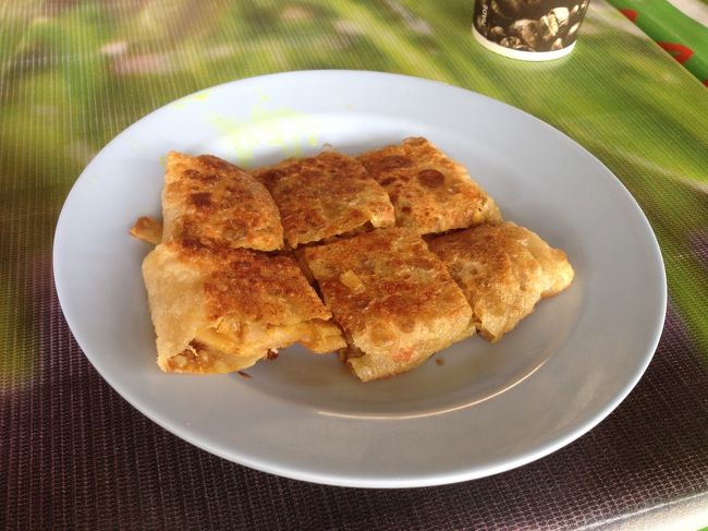 じゃがいもと鶏のひき肉をターメリックで炒めたものがはさんであるローティーです。<br />おいしい。