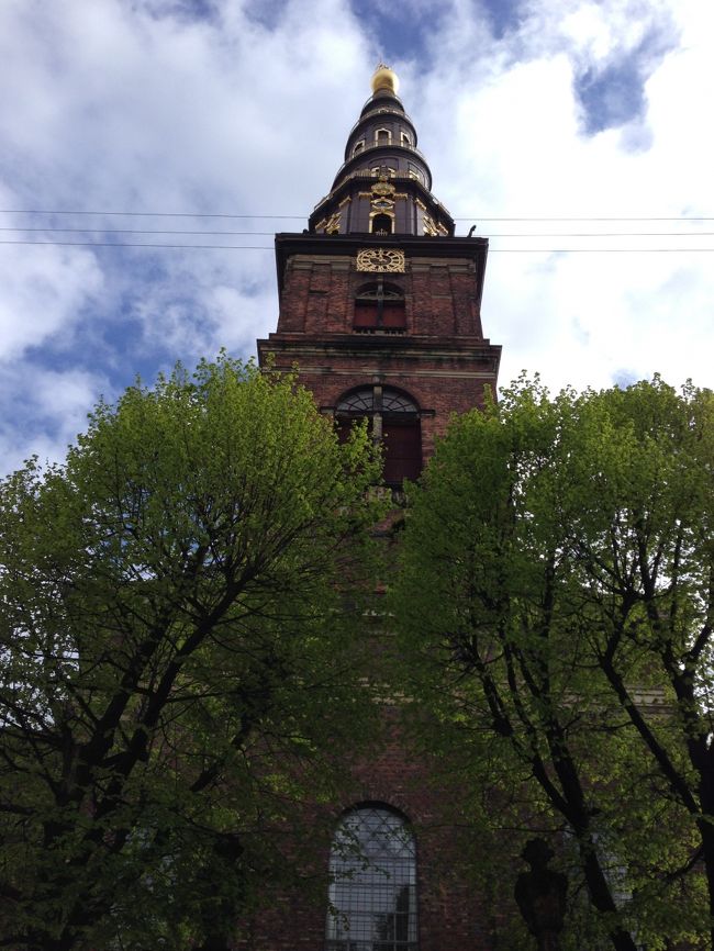 近づいてみると、塔の上部に螺旋階段。<br />ここを登って先端までいけるというが、別の塔に上るつもなのでパス。