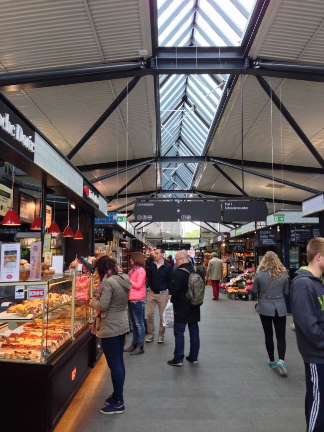 中央駅で24時間トラベルチケットを購入。<br />昼食は、2駅隣のノアポート駅の近くにあるオープンマーケットへ。<br />テントの下にお洒落なお店が広がる。