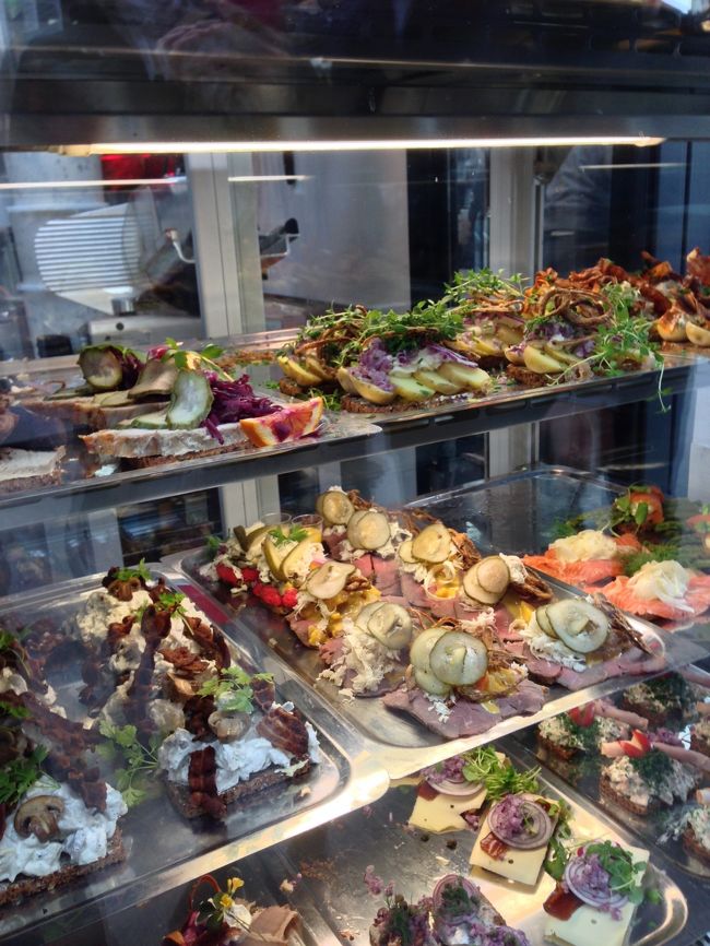 一角に賑わっているお店を発見。<br />まるでケーキのような美しさのオープンサンド。<br /><br />