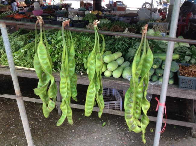 「サトー」というタイ南部特産の野菜なんだそうです。独特な臭みがあり、食べるとお腹がゆるくなるらしいです。私は苦すぎてダメでした。