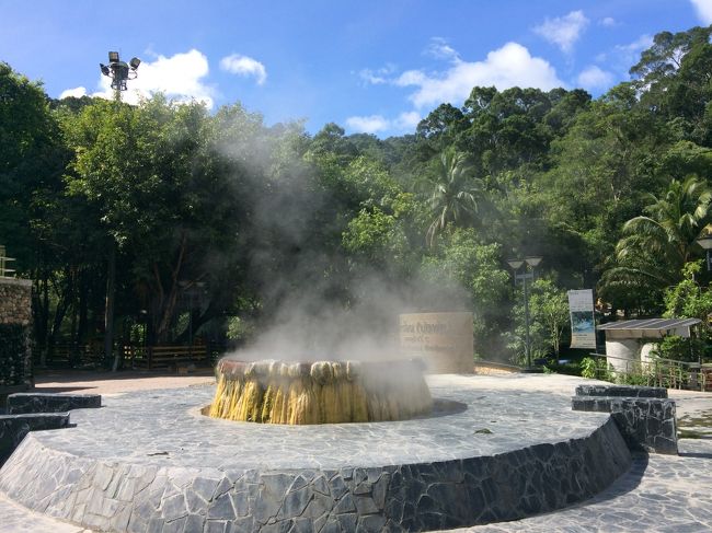 源泉65度のミネラル分豊富な天然温泉。120年以上前にラマ5世が訪れて以来、タイでは古くから知られている温泉地です。