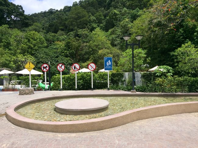 足湯ができます。でも日影がないので暑くて座っていられない・・・