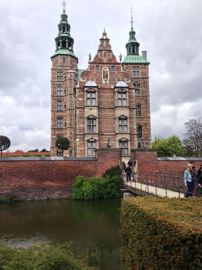 マーケットから10分程歩くとローゼンボー宮殿。<br />17世紀に建造され、3代に渡って王の居城として使われたという。<br />おとぎ話に出てくるお城のよう。