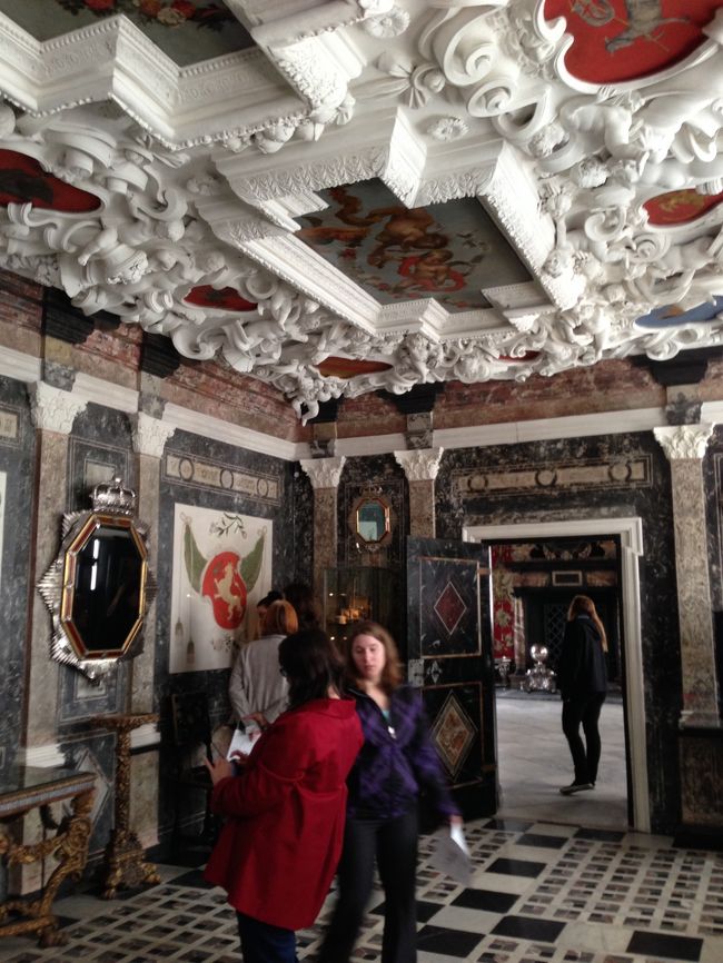 内部の懲りようは半端でない。<br />それにしてもこの天井は…。<br /><br />