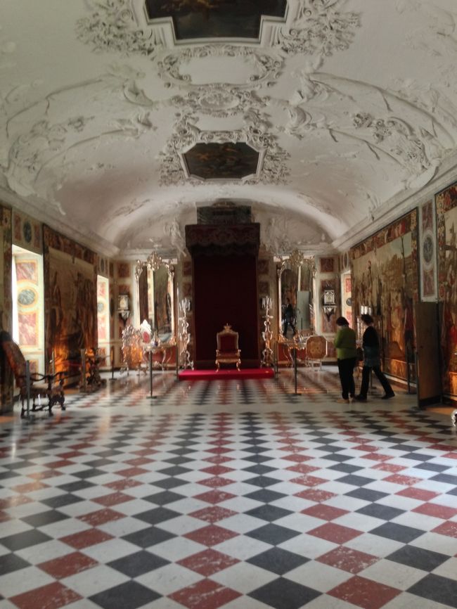 大広間。<br />床の色合いがカワイイ。