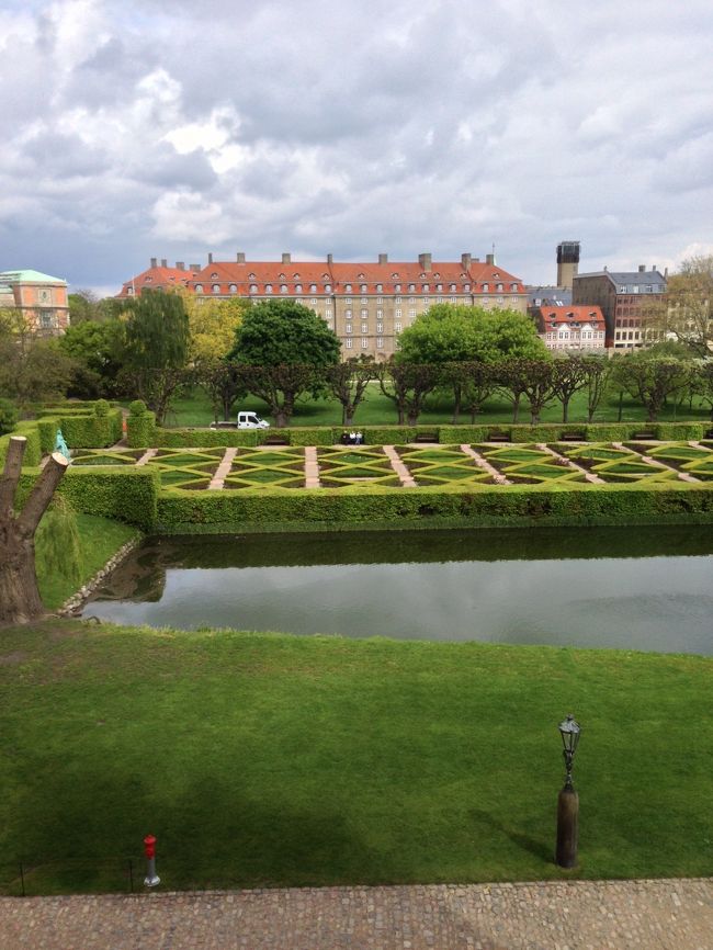 城から庭を眺めたところ。<br />幾何学的な植え込みが面白い。<br />