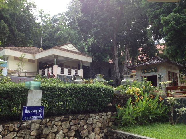 温泉が湧き出ている向かい側にスパがあります。