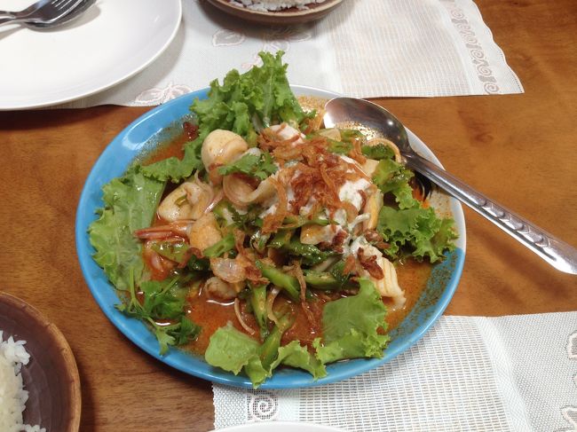 いつも好きで頼むヤムトゥアプー。辛ーい。