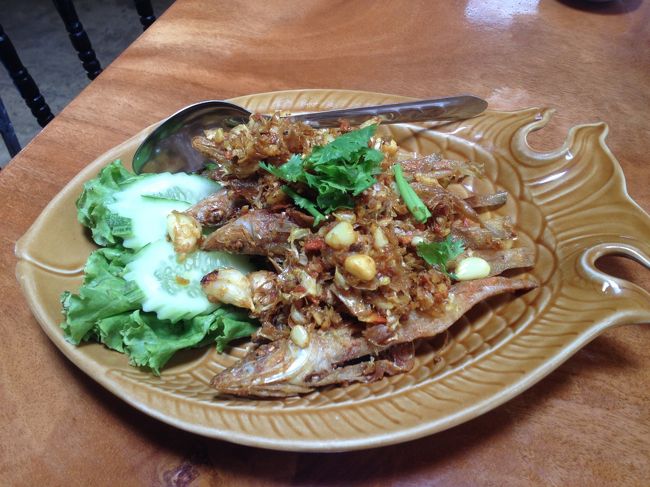 ニンニクがたっぷり効いた魚の揚げ物。