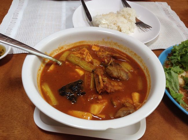 魚の入ったゲーンソム。すっぱ辛いけどこの味好きなんです。