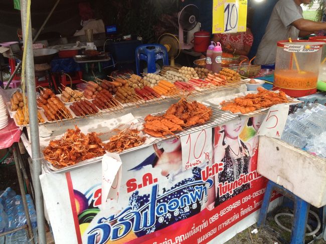 食べ物屋さんがいろいろあります。