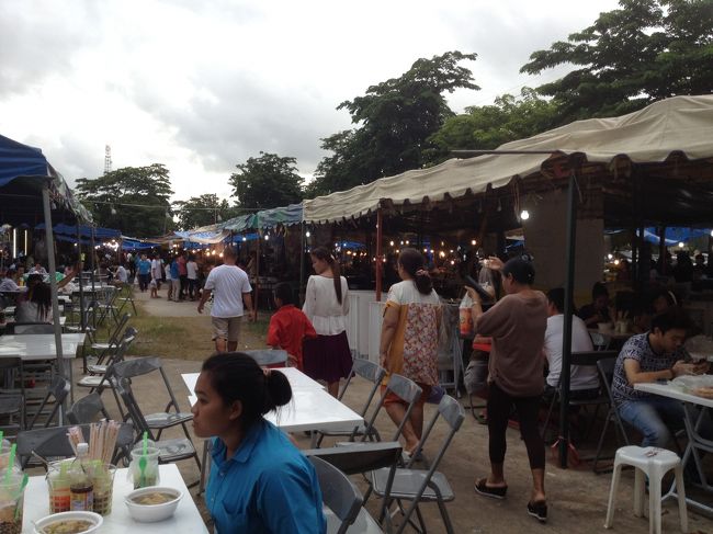 ブラブラ街の中を歩いていると、たくさんの屋台が出ていました。