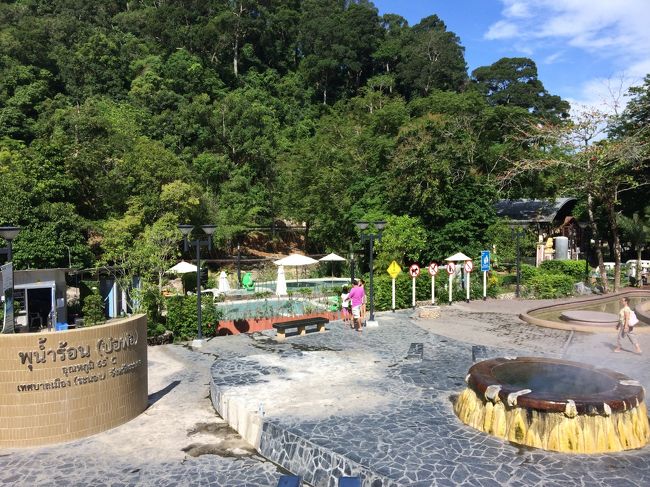 市場からラックサワーリン温泉まで約2㎞。バイクタクシーに3人乗りで連れて行ってもらいました。70バーツでした。バンコクより高い気がするよねぇやっぱり。