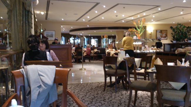 シャンパン、チーズ、ハム、、野菜等々品数は豊富申し分ないです。<br />玉子料理は席でオーダーもできますが、日本食も充実していて嬉しい。<br /><br />オーストリア在住の日本人女性が､このホテルの「味噌汁が美味しいから、楽しみにして来たのに〜！今回のはだめよね！残念だわ―」と話しかけてきた。<br />なるほど、かなり味噌が少なく、薄味です。<br />和食の定番の焼き魚、豆腐、納豆、焼海苔などが揃っていて嬉しい！<br /><br /><br />