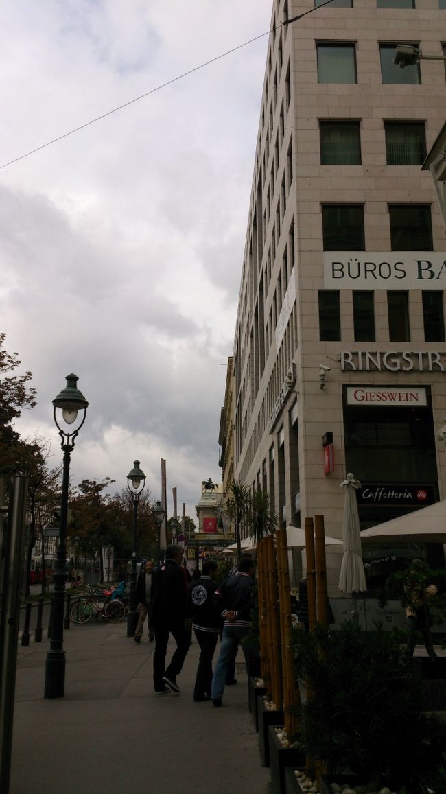 9;30頃にホテルを出発。<br />さぁー、シェーンブルン宮殿に行きましょう〜☆