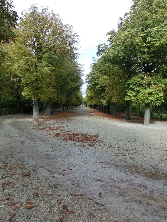 迷宮庭園もあるよ〜！まぁ〜パスかな〜。<br /><br />ミニトレインの時刻を見るとかなり待つので歩くことに・・・。<br />後から考えると、待ってもミニトレインに乗ってグロりエッテに行くべきでした。<br />グロりエッテからの帰りは下り坂なので、歩いても楽ですが､散々歩いてからの坂道はきつい…！