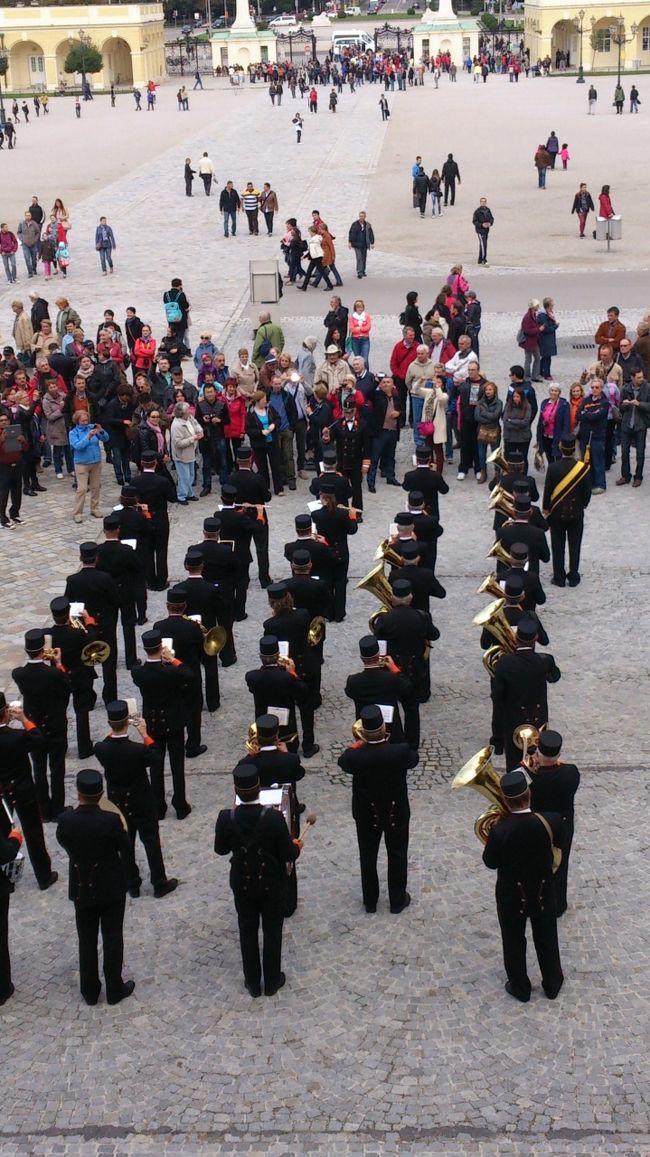 後姿も凛々しい黒の制服の音楽隊。
