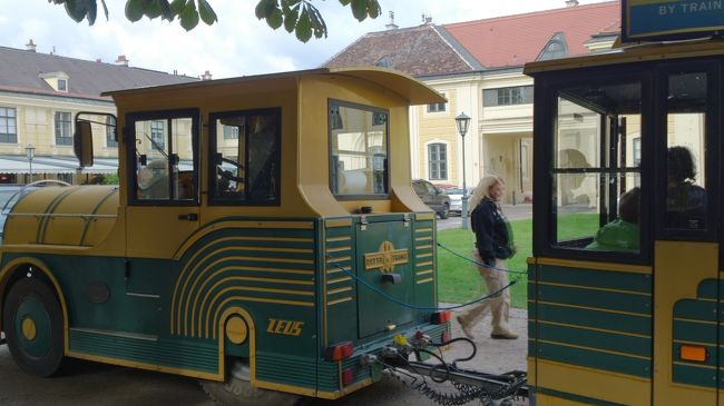 乗り込んで待っていると、車掌さんが来ます、チケット代金を支払うと、手の甲にアヒルのスタンプを押されました。<br />チケットの代わりで、これを見せれば乗り降り自由なんですね〜。