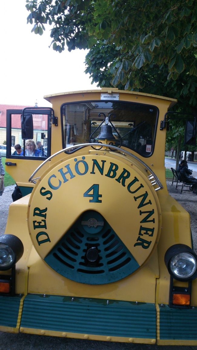 鐘を鳴らしてミニトレインが来ました。