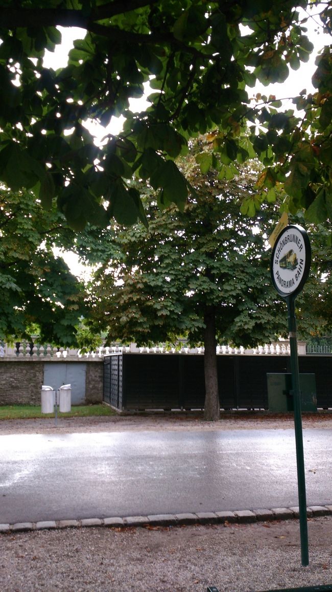 ミニトレインの停留所。<br />ここが始発の様です。時刻表でみると、すぐ来るようなので乗る事にします。