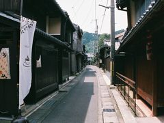 町屋カフェの幟が立ってます～、

「cafeいまあらし」と杉板の看板が素敵です～、１４０年余りの町家をリニューアルオープンさせたようです。