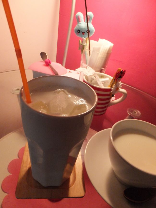 鹿にせんべいもあげられたし、大仏様も見られたし、あとは奈良駅の近くを散策して歩きました。<br />ことりっぷという観光ガイドブックに載っていたお店『スルニチコ』にランチがなくなり次第閉店と書かれていたので電話で確認すると閉店ではなくランチはなくなり次第終了ですと言われ、すごい違いだなっと思いました。<br />お店の人にガイドブックを見せたら苦笑いされていました。<br />こういうときってやっぱり情報を鵜呑みにせずに自分で確認することが大切なんだなって思いました。<br /><br />お店の中は女の子が好きそうなカラフルな店内でかわいい感じです。<br />雑貨も売っていました。