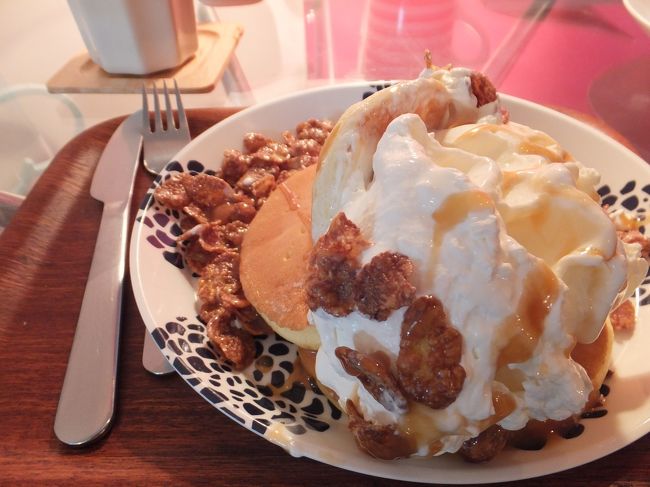 パンケーキにアイスと生クリームとチョコシリアルがトッピングされています。<br />カロリーが気になるところですが、今日はたくさん歩いたのでダイジョウブ ダイジョウブ…。