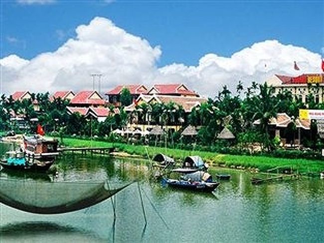 フォーホイ　リバーサイド　リゾート泊<br />カムナムオアシスに位置し、テゥボン川に近く眺めも良く<br />南国を思わせる素敵なコテージ風の造りで時間があったら<br />何泊もしたいほどでした。<br />明日の朝は早起きをしてカメラウオッチングに行きましょう。