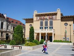 ペトゥーフィ劇場（Petőfi Színház）とペトゥーフィ広場（Petőfi tér）