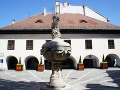 マリアの噴水と足の博物館（Legged House）とオルソリヤ広場（Orsolya tér）
