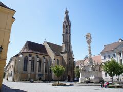山羊教会（Kecske Templom）と三位一体の像と中央広場（Fő tér）