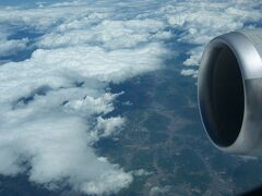 少し汗ばむ陽気の中、高松空港から那覇空港へ向けてフライト。

沖縄に近づくにつれて、眼下に広がる白い雲…。

那覇に到着後、間髪入れずに石垣便へ乗り継ぎ。

無情にも流れるアナウンス。

「到着地の天気は雨となっています」