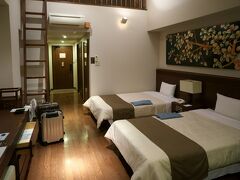 １日目の宿泊先は「グランヴィリオホテル」。

本当はずっとここに宿泊したかったのですが、

予約がいっぱいで、ここは１泊のみとなります。


海外のリゾートホテルは何度か宿泊しましたが、

実は国内のリゾートホテルはまともなのは初めての宿泊。
（普段は夫婦旅行でもビジネスホテルです…）

ホテルに泊まるだけで楽しめそう…と思えるホテルが、

きっとリゾートホテルなんでしょうねｗ


大浴場でゆっくり疲れを癒して、

スマホで明日の天気予報を確認！！


那覇：　晴れ
宮古島：　晴れ
石垣島：　曇り


……何かの間違いではないか？