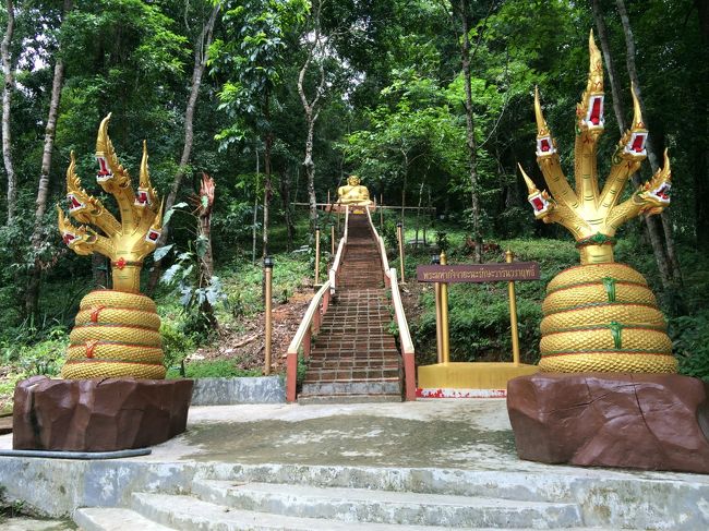 レストランの人から、川沿いにあるこの場所から赤のソンテウに乗って市場まで行けることを教えてもらいました。<br />