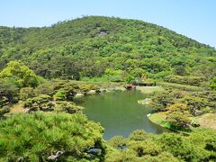 栗林公園で一番したいと思っていたのが、船に乗ること。これは2012年７月に就航した和船で、公園内の南湖を約30分で周遊します。チケットは公園の入口（東門）で当日に販売され、事前予約はできません。30分に１艘（６名定員）しか出ないので、けっこう狭き門。

乗れるかどうかドキドキでしたが、幸いにも10分後の次の便のチケットを買うことができました♪

船の出発まであまり時間がないので、乗り場まで急ぎます（公園入口から乗り場まで徒歩数分）。でも、途中の〈芙蓉峰〉でちょっとだけ立ち止まって写真撮影。

↑紫雲山を背景にした北湖の風景（芙蓉峰からの眺め）。
絵画のような緑いっぱいの風景。公園の写真スポットになっているのも頷けます。
