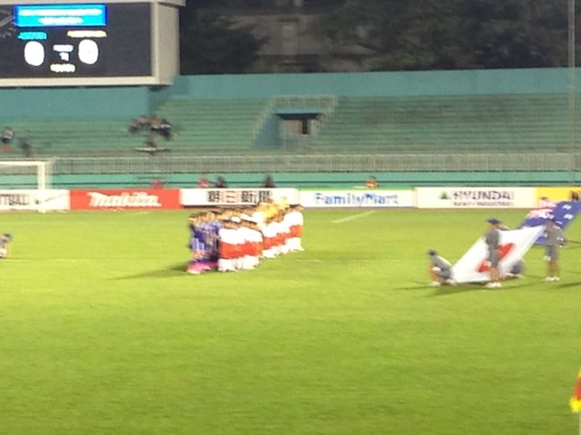 国歌斉唱。<br />スマホカメラのため、これ以上<br />ズームできない。