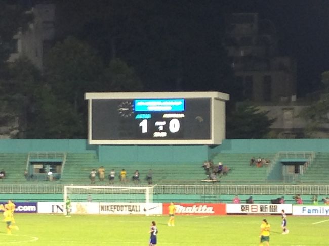 よそ見しているうちに日本が一点獲っていました。<br />そして前半終了。<br />時刻は２１時過ぎ。帰りの足がなくなると困るので<br />ここで帰りました。結局この一点を守り勝利。<br />ワールドカップも頑張れニッポン。