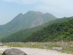 ここの休憩所からは美しい三俣山が見られる。
しかしながら、黄砂の影響で普通見られる由布岳がまったく見られなかった。