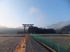 まだ次のバスまで時間があるのでもう少し周りをぶらぶらしました。熊野本宮大社 旧社地「大斎原」というのがあるのでそこに向かいます。大きな鳥居が見えてきました。