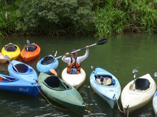 石垣島から日帰りでツアーに参加する人が多く、フェリーで西表島に渡ると色んなツアー会社のお出迎えが待っている。<br /><br />送迎の車の中で説明を聞き、身支度をして早速カヌーで出発。<br /><br />だいたい時間が同じなのでカヤックの数も多くなる。