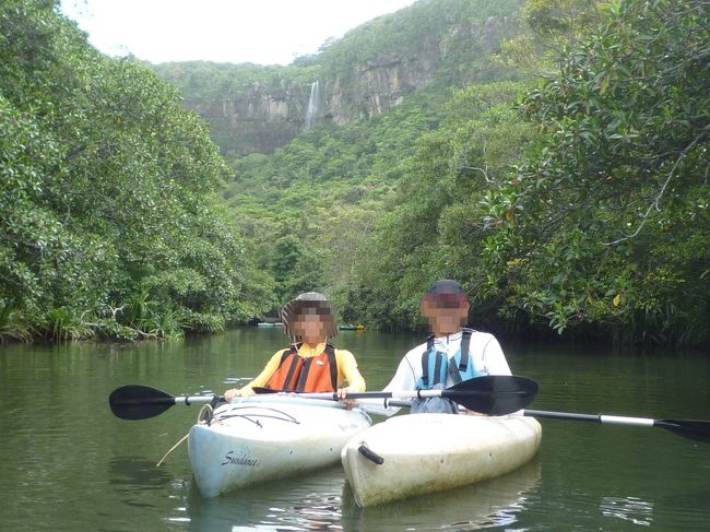滝上でも滝下でもゆっくりと休憩をとったため、帰りのカヌーはまばら。<br /><br />後方に見えるのがピナイサーラ。