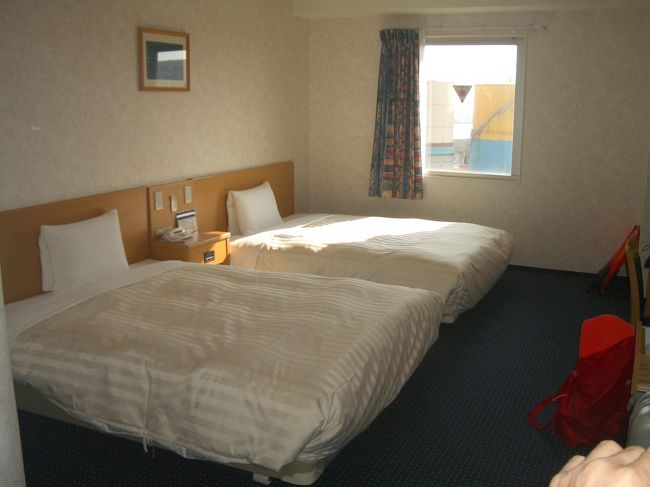 何と言ってもベッドがクイーンサイズで部屋も充分に広い。<br /><br />縦横無尽に寝返りができて旅行の疲れも吹っ飛びそうだ。