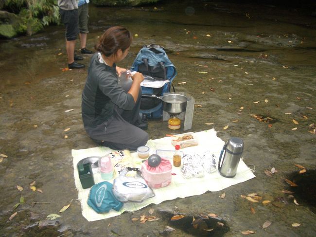 そうこうしている間にガイドさんがリュックから色々取り出して昼食を用意してくれた。<br /><br />定番らしいソーキソバ。<br /><br />それにしても一人で皆の（この日は６人分）の食料と水を背負って登るとは…<br />仕事とは言えご苦労様です。