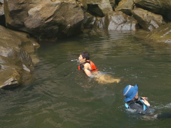 せっかくなので泳ぎますか！<br /><br />少々寒いけど意を決してドボン。