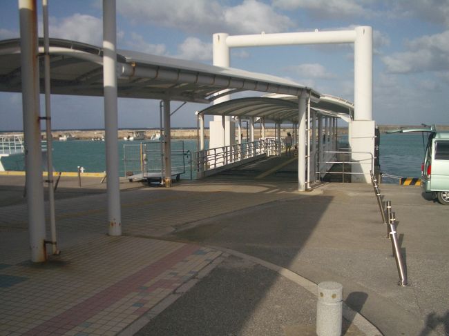 デンサターミナルの船着場。<br /><br />ツアーは石垣島から上原港行きでスタートするのが一般的らしいが、海況によりフェリーが運航されないことがよくありこの日も大原港からになった。<br /><br />石垣島からの日帰りツアーはフェリーの運航によって催行されないこともあるので、日程に余裕を持って申し込むのがベストだ。<br /><br />…ってそれが出来れば苦労しないけどねぇ。